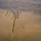 Filigrane Kunst durch Wasser am Strand von Helgoland