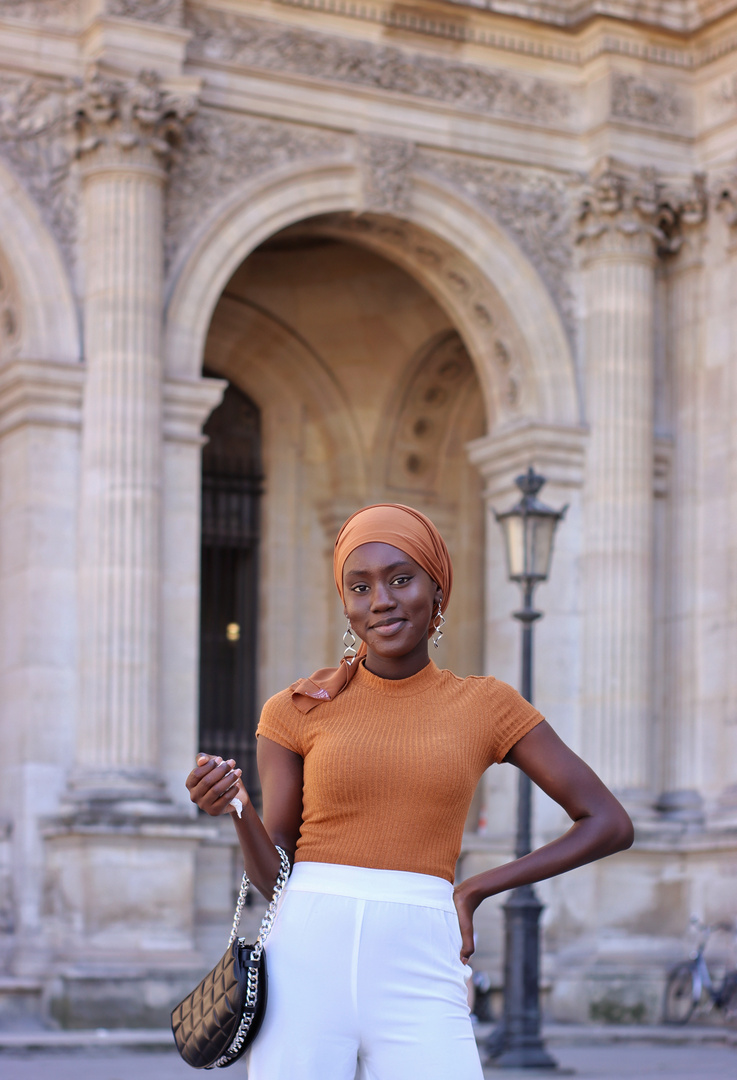 Fille à Paris 