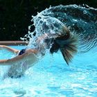 Fille sortant ses cheveux de l'eau