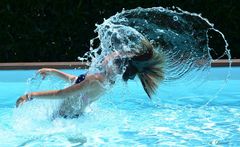 Fille sortant ses cheveux de l'eau