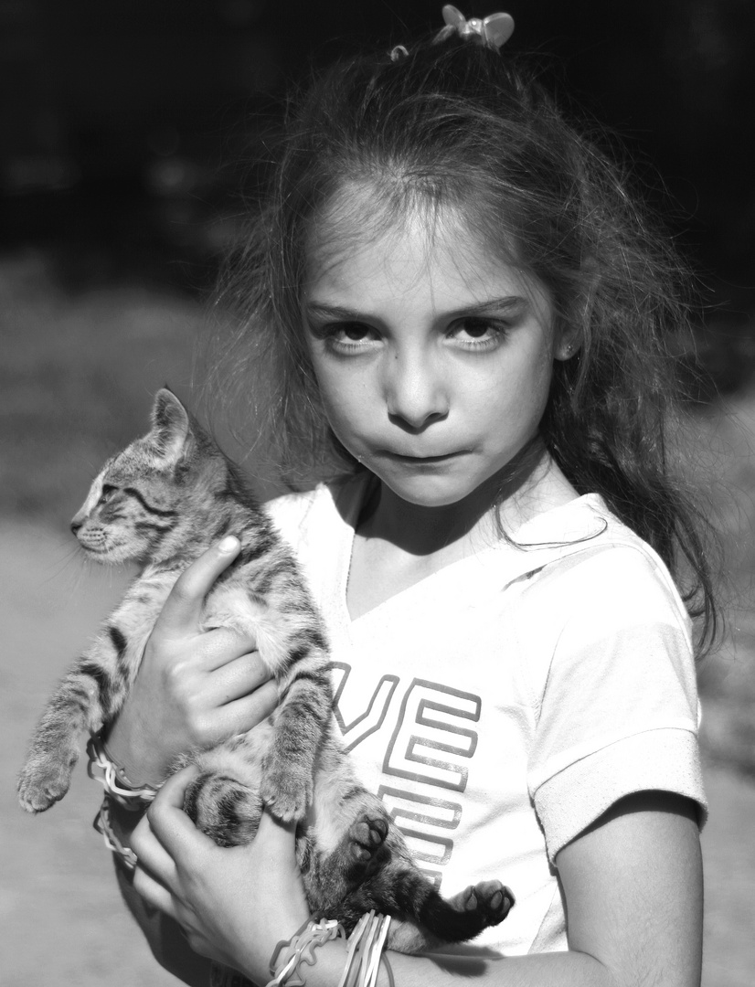 Fillette et chaton