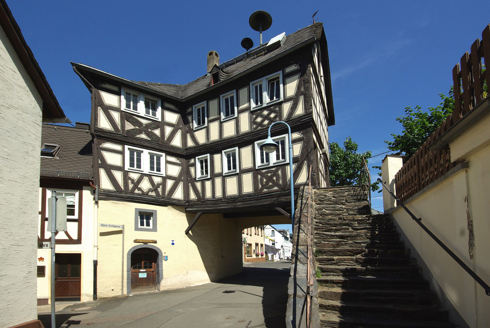 Filsen / Rhein (Altes Rathaus von 1611 über einem Tor der Ortsbefestigung)