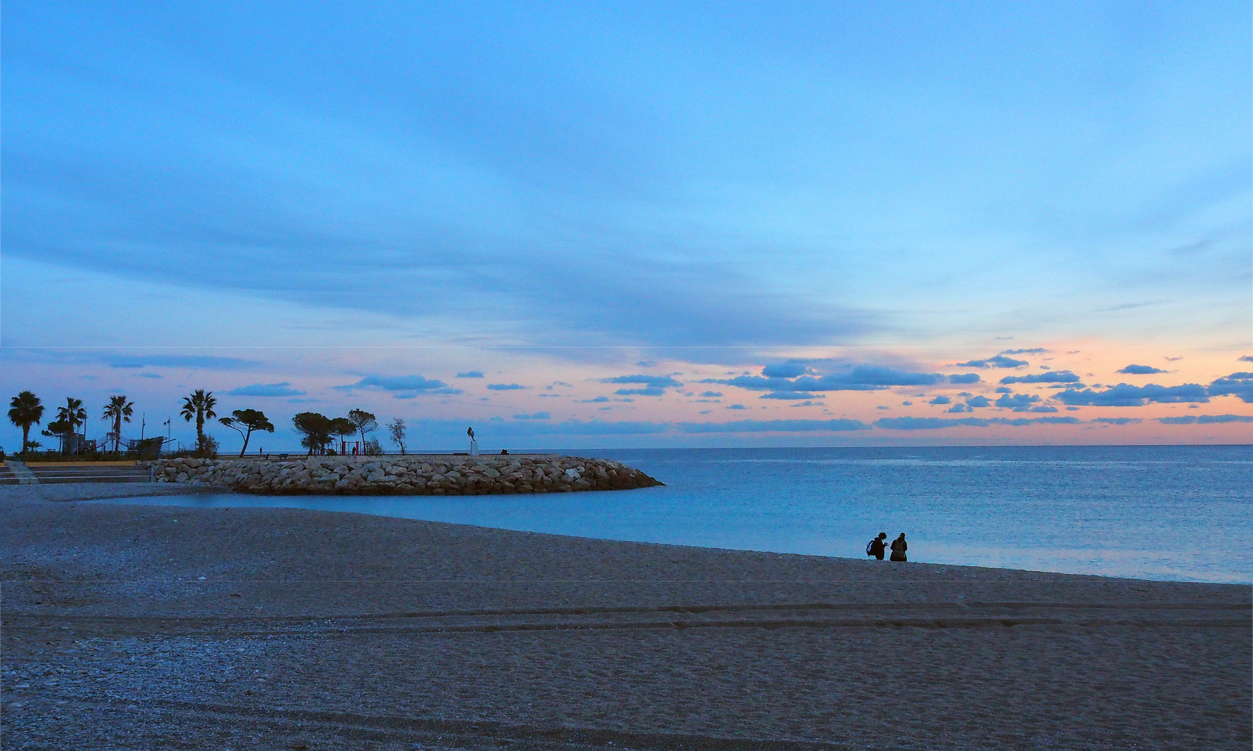 Fin de journée hivernale à la Plage de Fossan à Menton