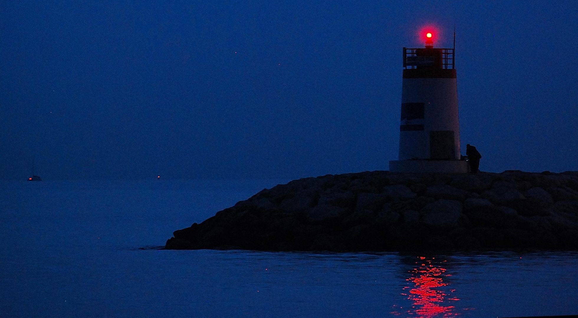 fin de journée sur le petit port de  Sausset les pins