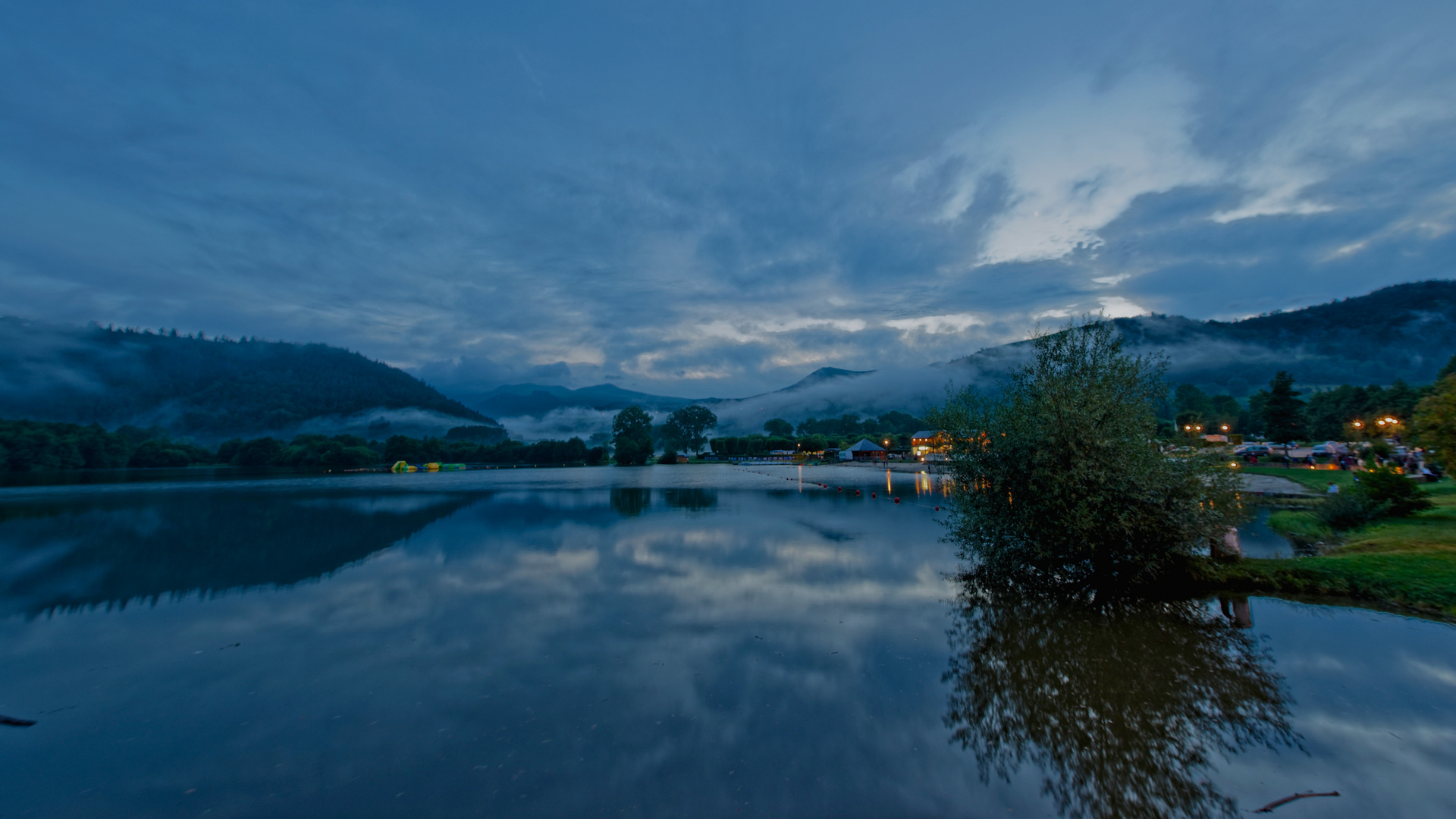 Fin de soirée sur le lac Chambon ( Auvergne )