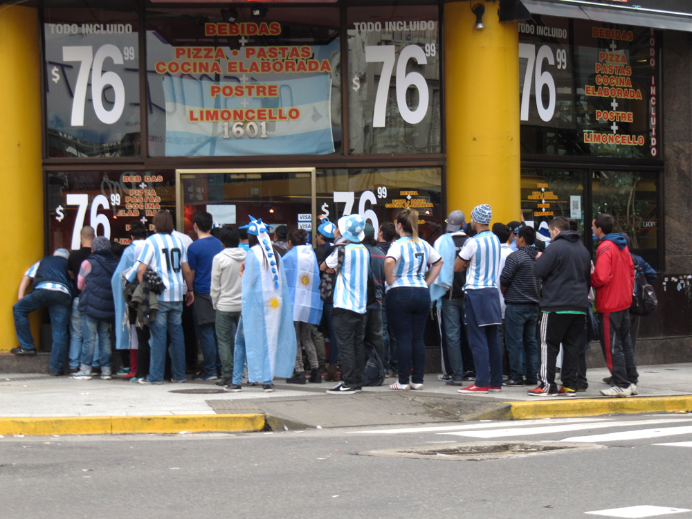 Final del Mundial de Futbol 2014 - 7 Mirando desde la vereda...