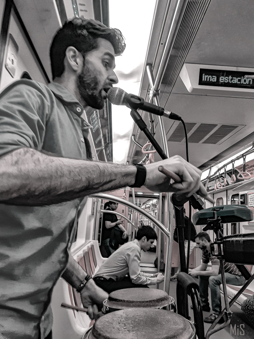 Final... la cumbia en el subte!!