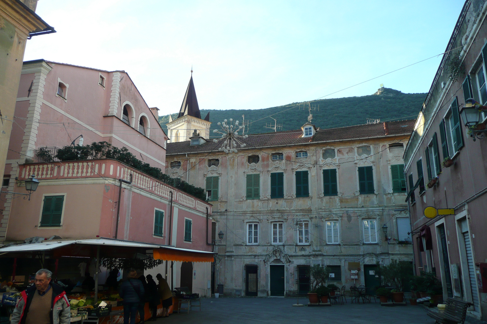 Finalborgo (Liguria) : uno dei borghi piu' belli d'Italia (la piazzetta)