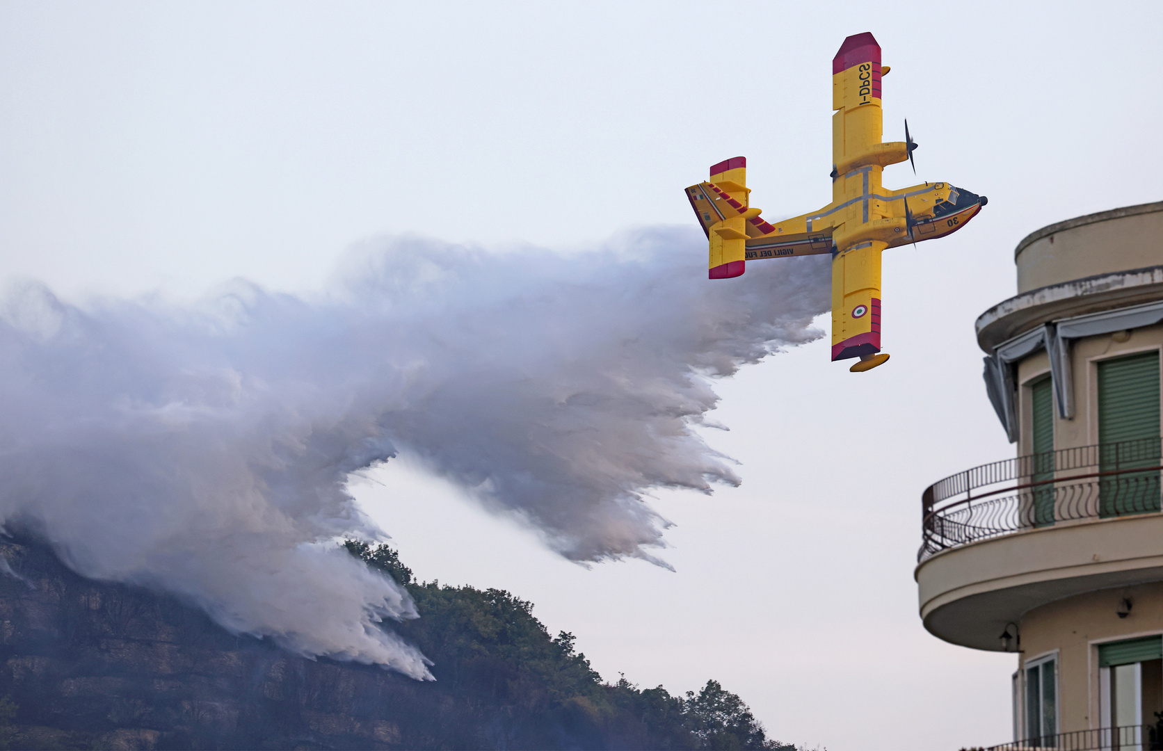 Finale Ligure Löschflugzeug im Einsatz