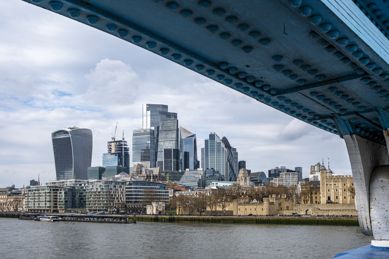 Finanzzentrum and London Tower through Tower Bridge