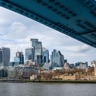 Finanzzentrum and London Tower through Tower Bridge