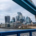 Finanzzentrum through Tower Bridge