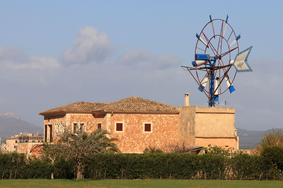 Finca mit Windrad-Wasserpumpe