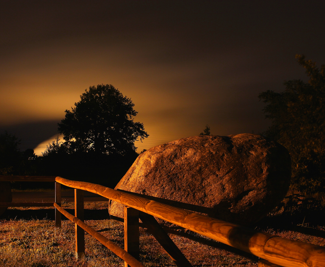 findling bei nacht