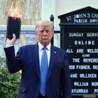 FingerSPITZENgefühl   ...  ...  ___©rdp03--X Trump 02.06-2020_mit Bibel vor Kirche