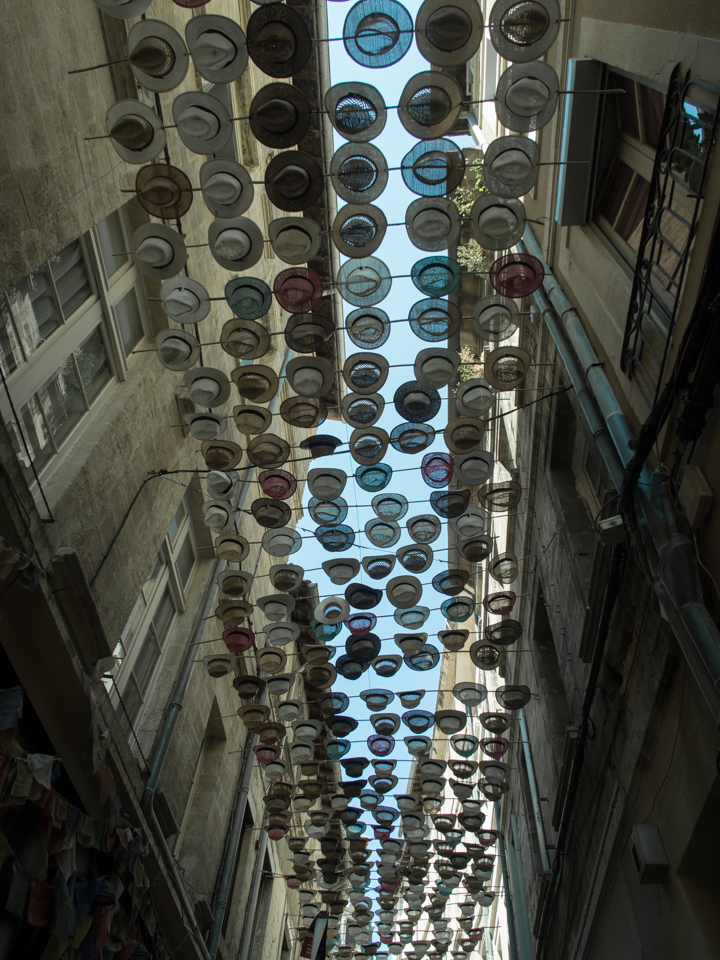 fini les parapluies; le temps des chapeaux