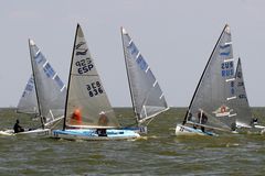 Finn Dinghis an der Leetonne