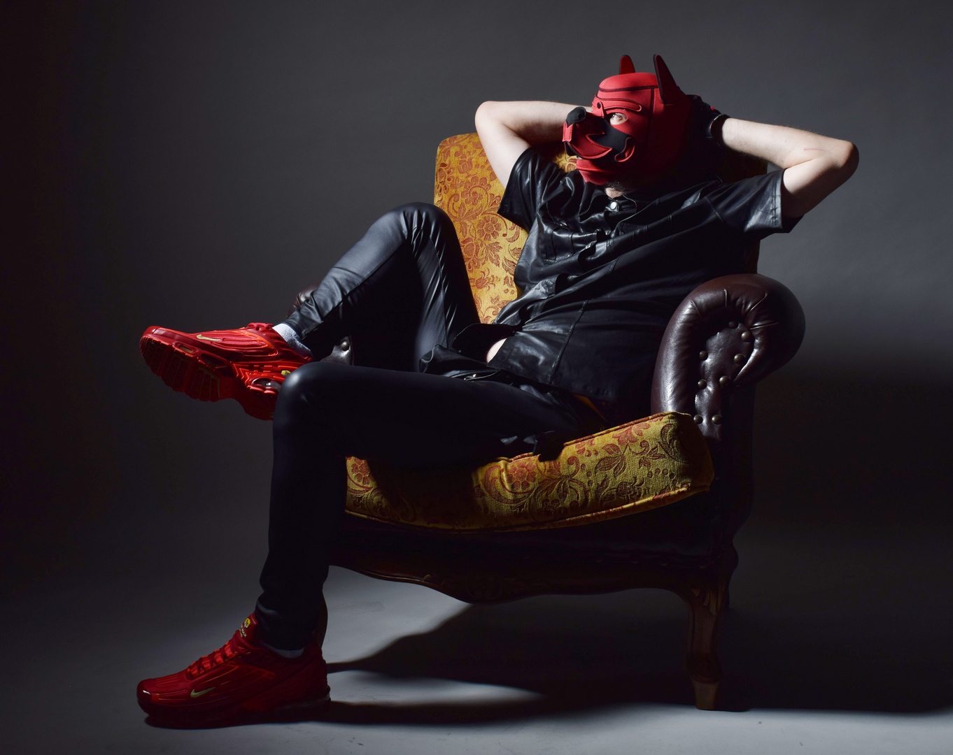 Finn im Anzug mit roten NIKE sneakern