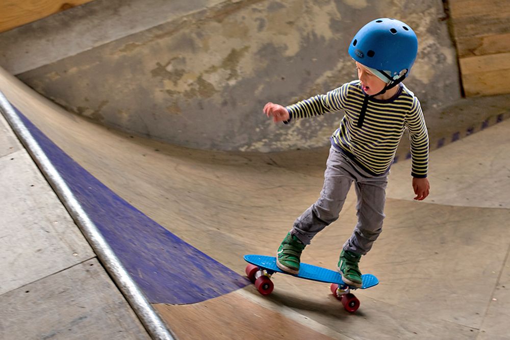 Finn mit Skateboard