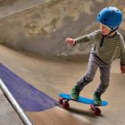 Finn mit Skateboard