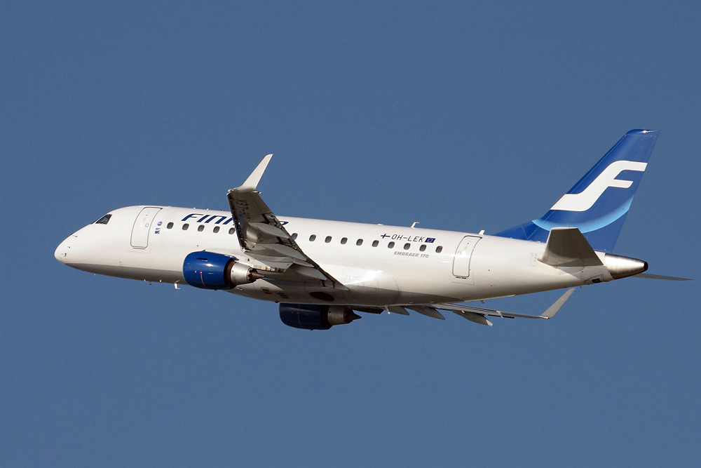 Finnair Embraer 170 beim Start in Düsseldorf.