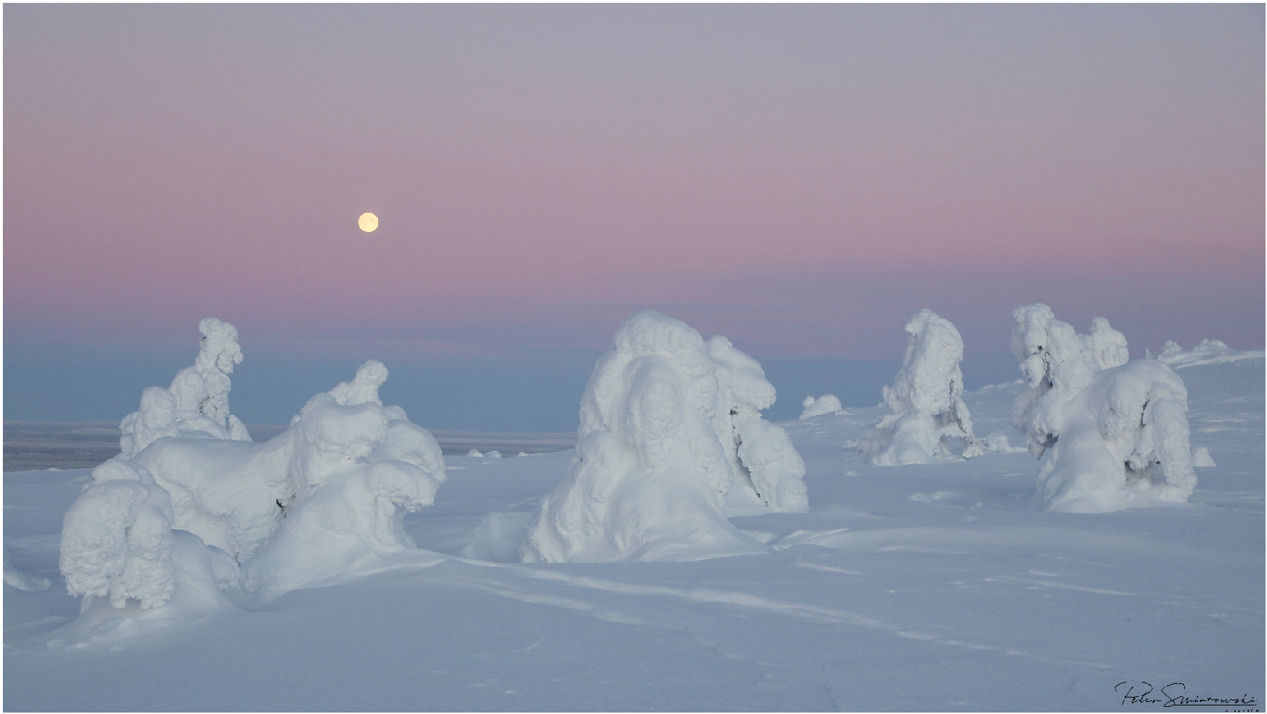 Finnisch Lapplands Winterlandschaft mit Mondschein