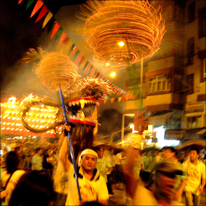 Fire Dragon Dance - während des Mid Autumn Festivals in Hongkong