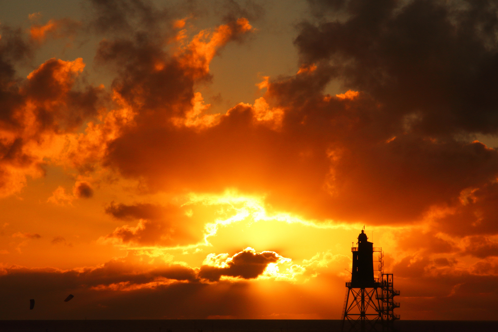 fire in the sky (Leuchtturm Obereversand in Dorum Neufeld an der Nordsee) 