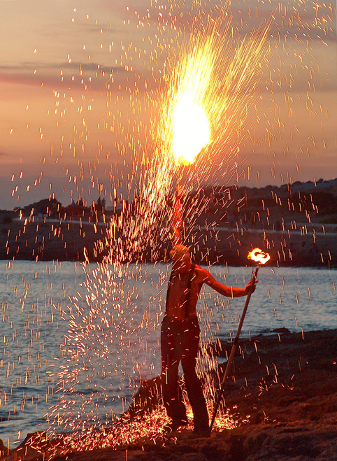 Fire juggler @ sunset, Cafe Mambo.jpg