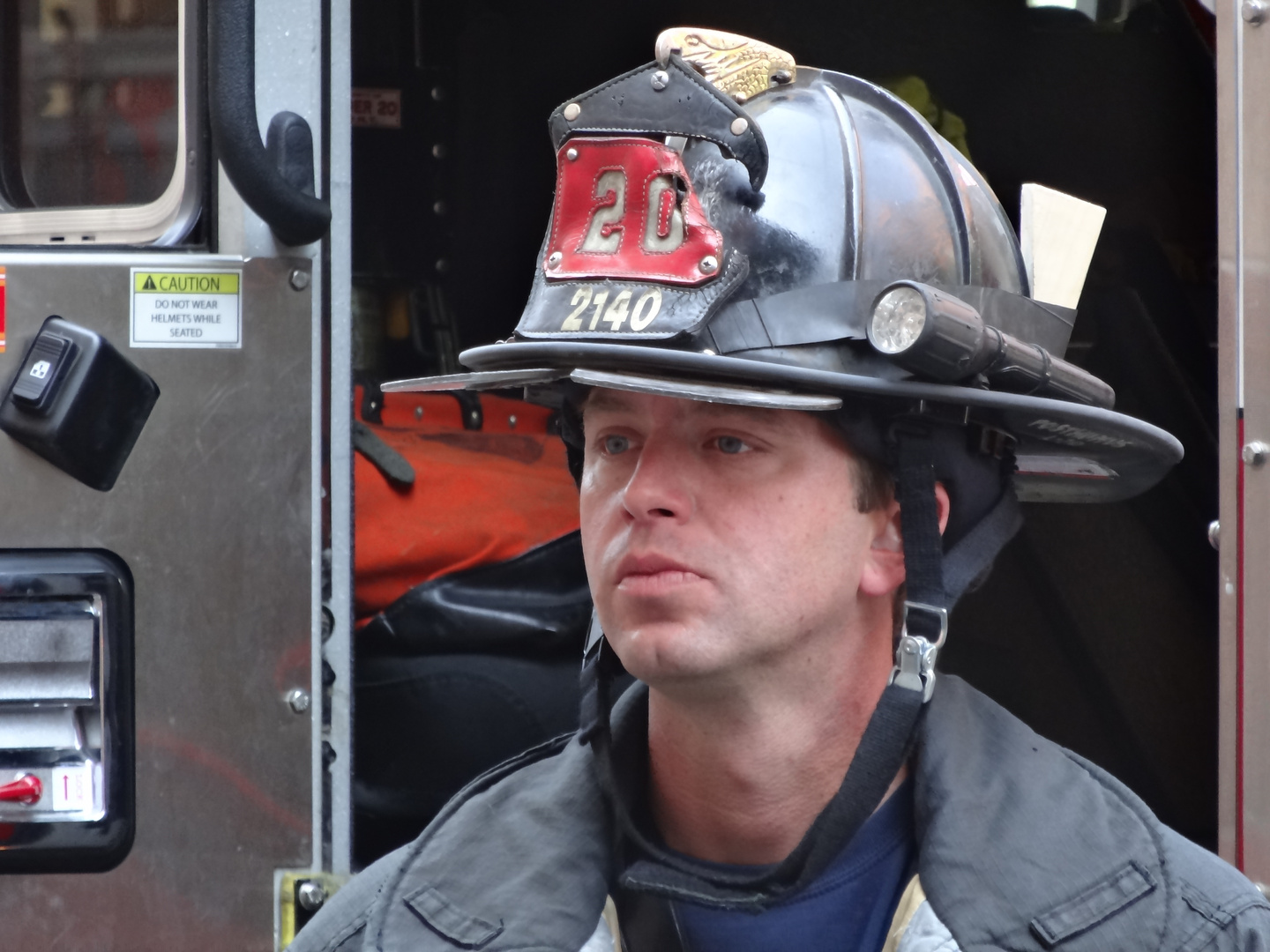 Firefighter des FD NY im Einsatz mit schwerem Schutzhelm 