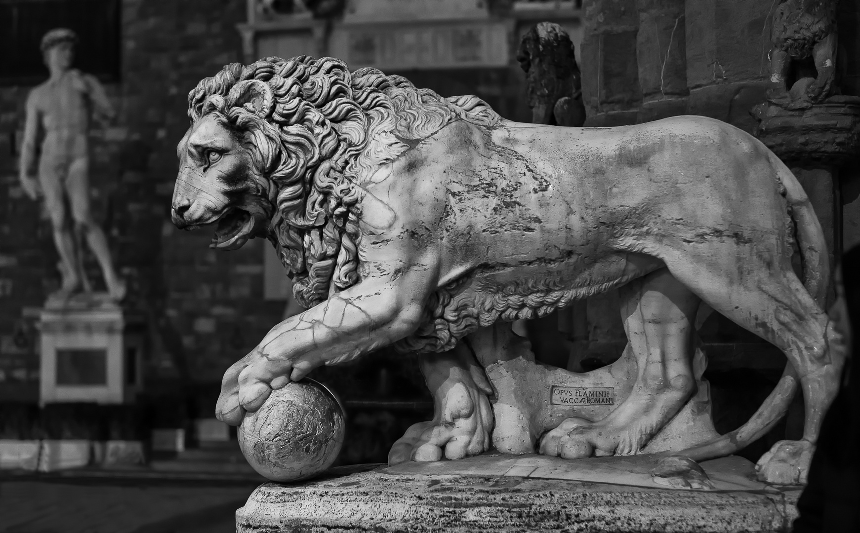 " Firenze il Leone di guardia alla loggia dei Lanzi "