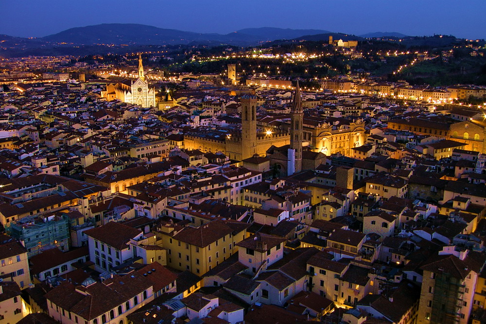 Firenze s'illumina al tramonto