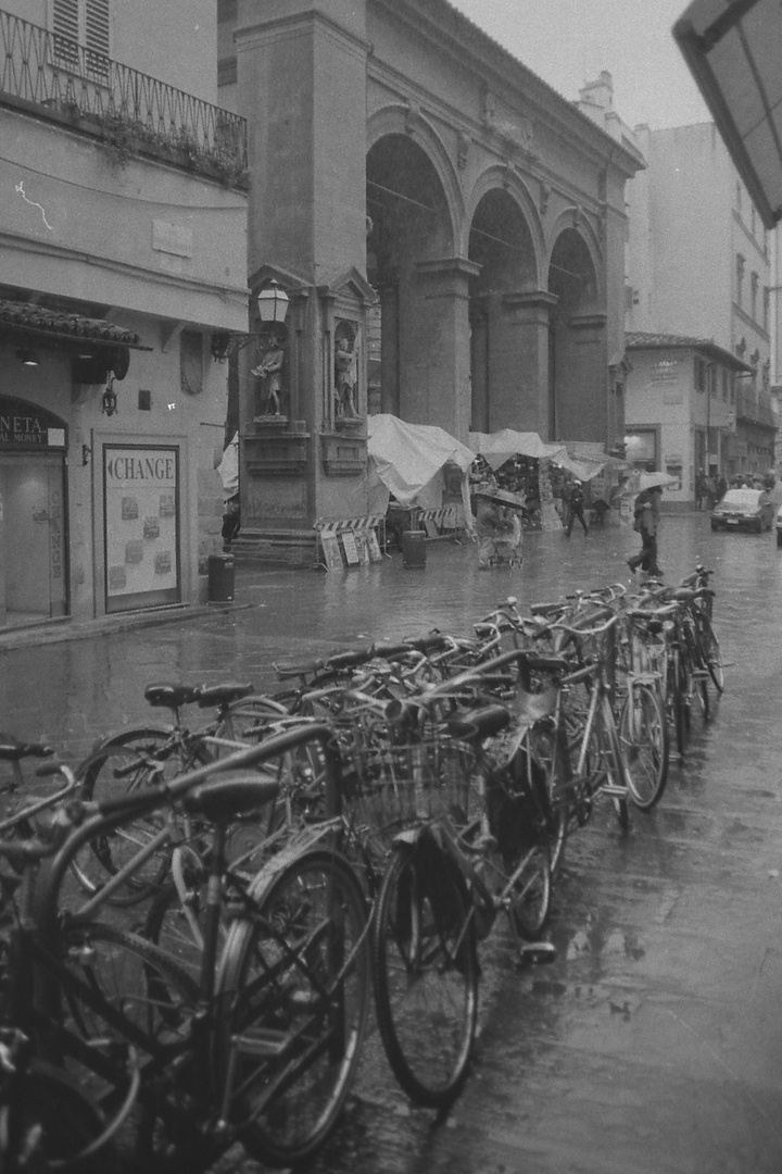 Firenze sotto la pioggia.....anni fa