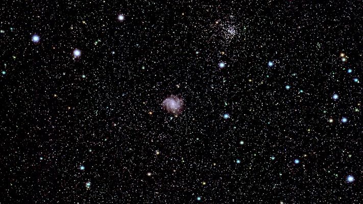 Fireworks-Galaxie (Caldwell12) und Nachbarschaft