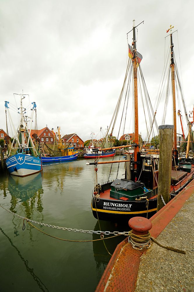 Fisch- bzw. Krabbenkutter im malerischen Hafen von Neuharlingersiel bei Schietwetter