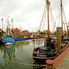 Fisch- bzw. Krabbenkutter im malerischen Hafen von Neuharlingersiel bei Schietwetter