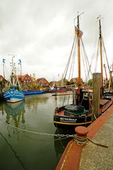 Fisch- bzw. Krabbenkutter im malerischen Hafen von Neuharlingersiel bei Schietwetter