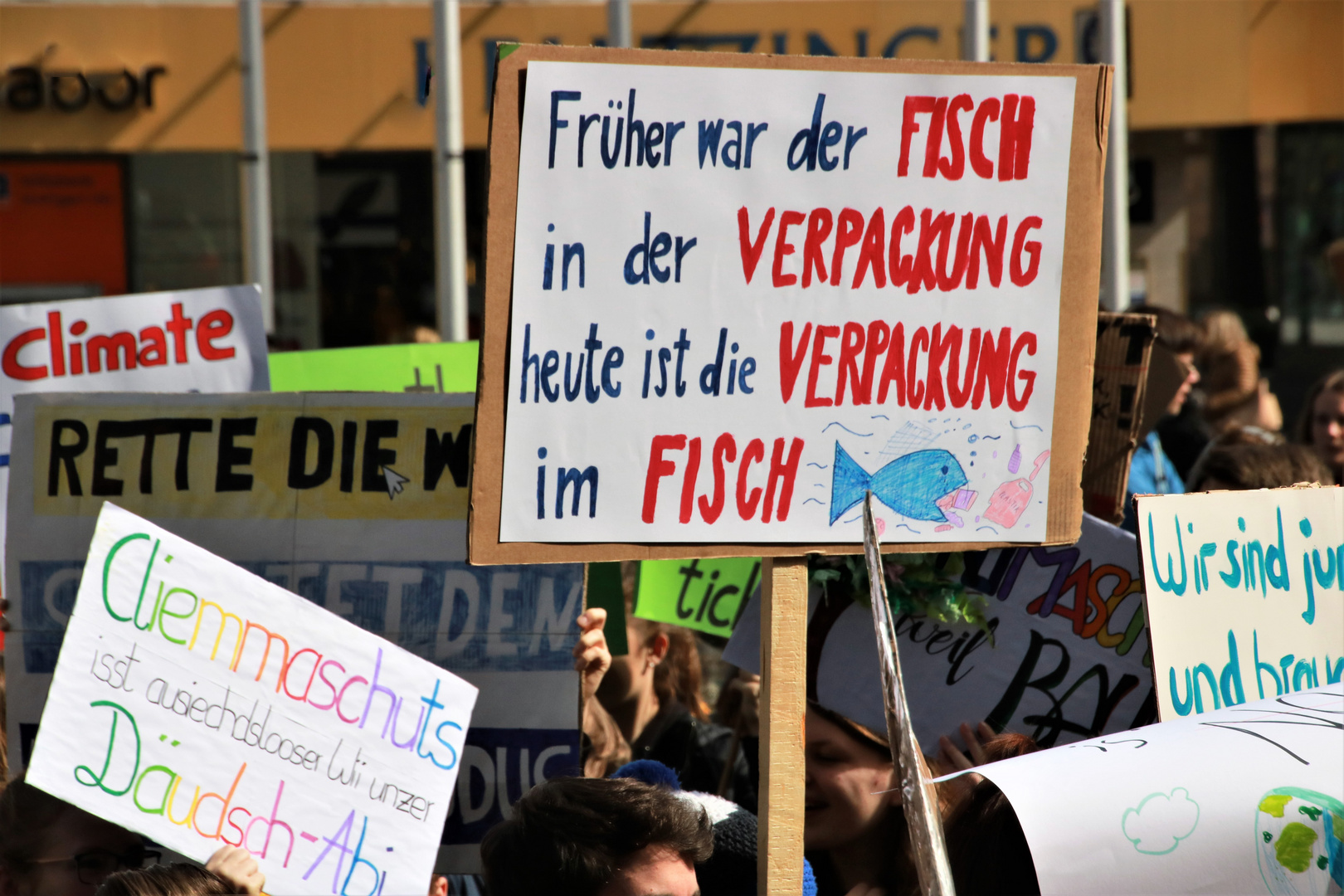 Fisch Schülerdemo Stgt Fr.22-03-19 F-66col