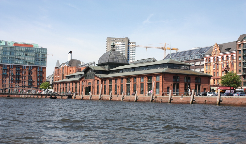 Fischauktionshalle in Hamburg-Altona von der Wasserseite