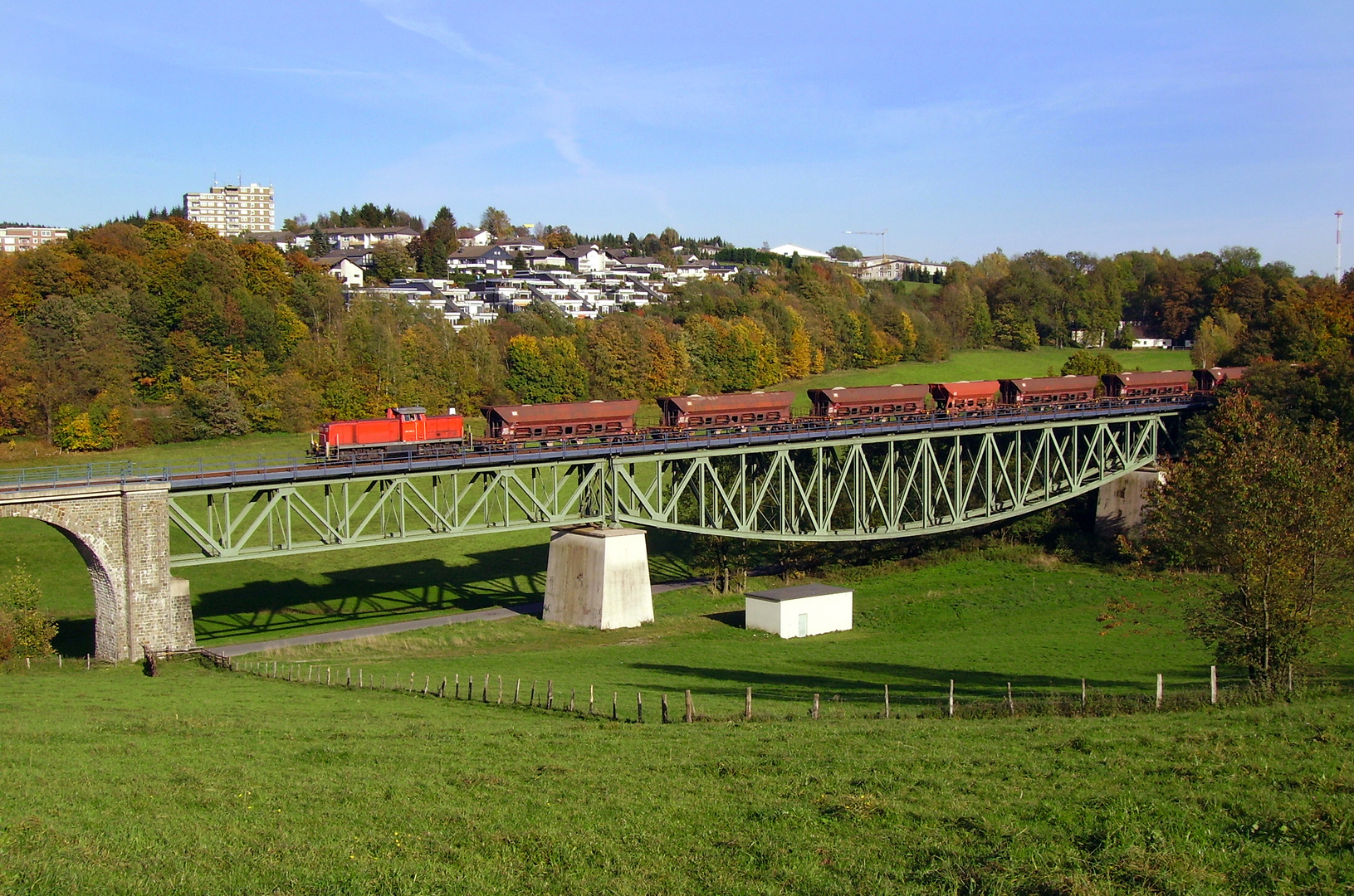 Fischbauchbrücke in Meinerzhagen mit Güterzug