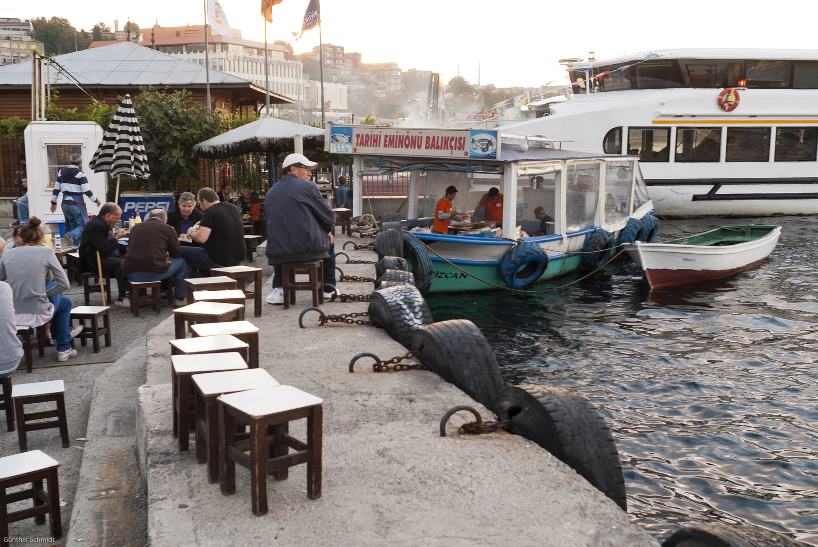 Fischbraterei in Eminönü, Istanbul