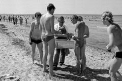 Fischbrötchen Fans in Badehose