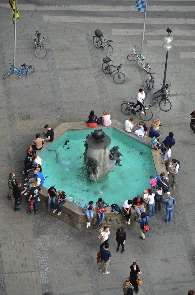 Fischbrunnen am Haupteingang des neuen Rathaus am Marienplatz.