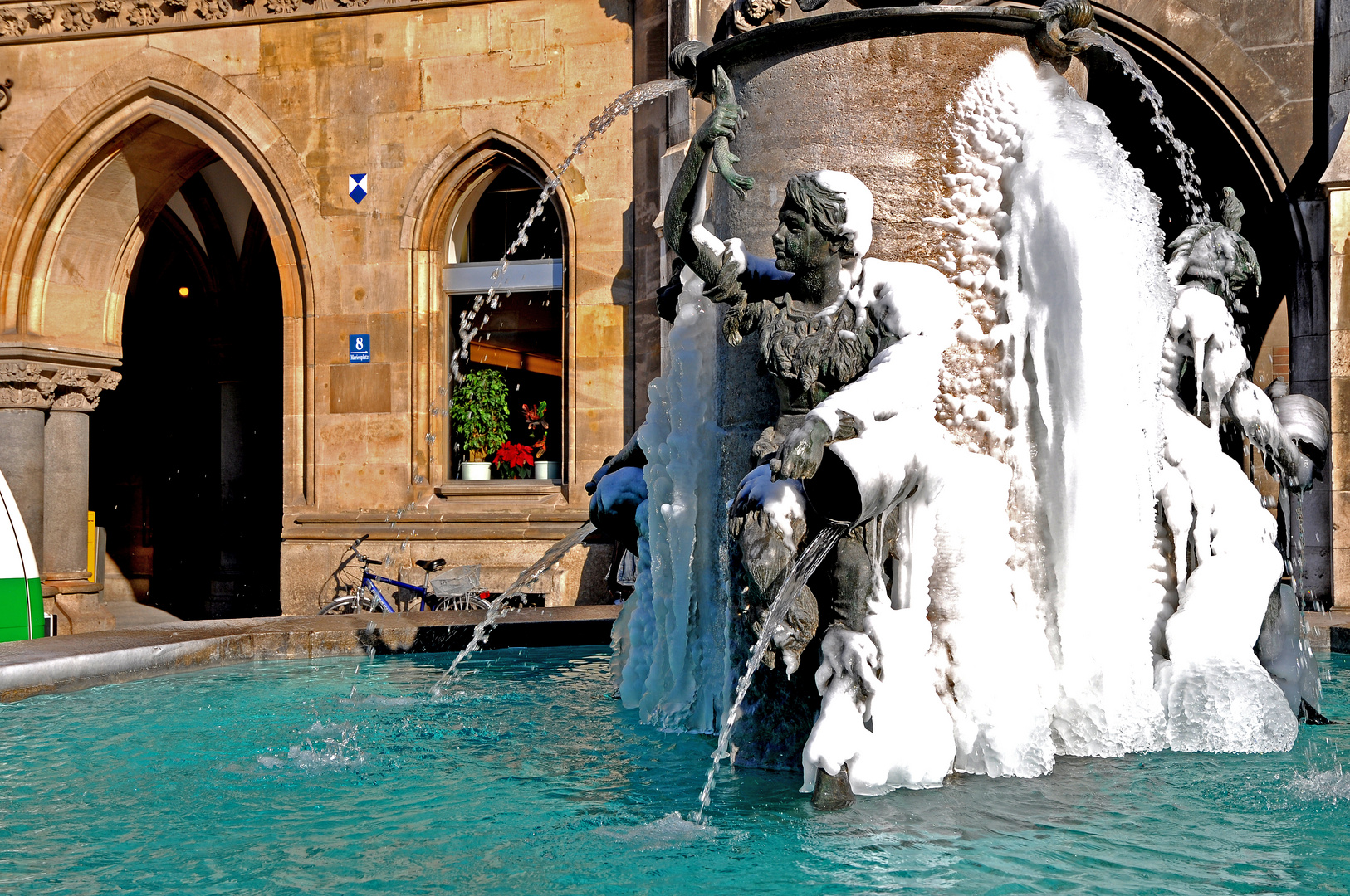 Fischbrunnen in Eis