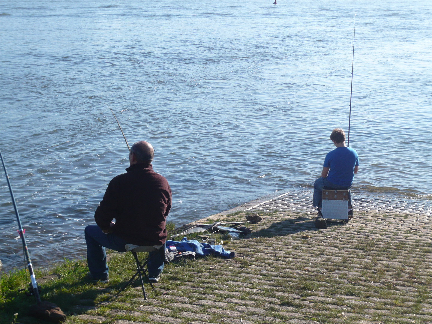 Fischen am Rhein im goldenen Oktober