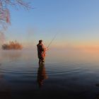 Fischen in den frühen ruhen Morgen