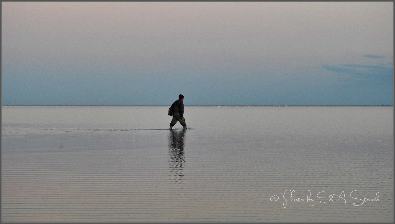 Fischer allein im Meer