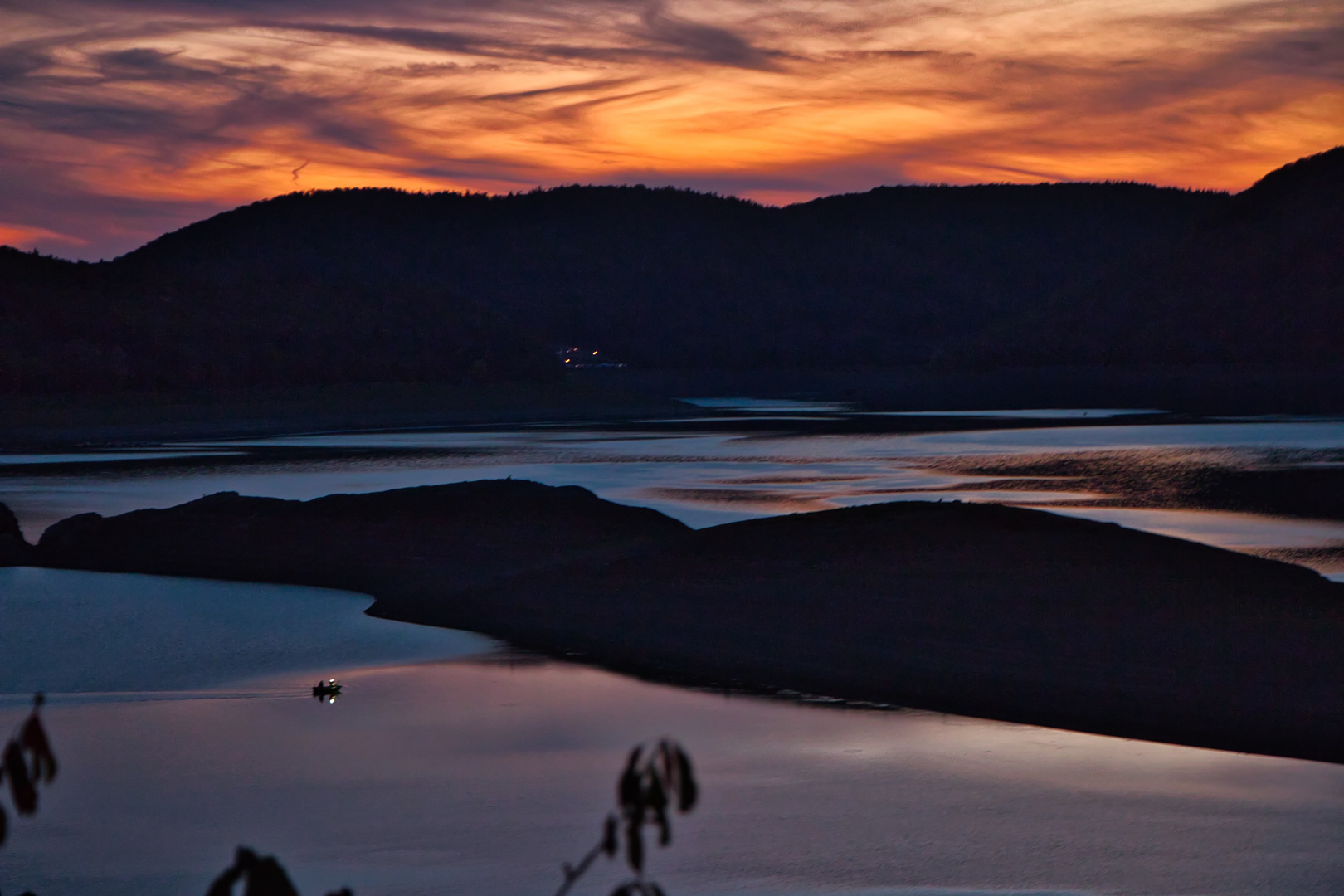 Fischer am abendlichen Edersee.