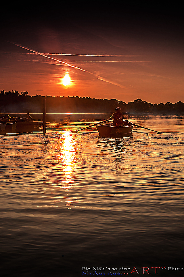 Fischer am Abtsdorfersee fährt hinaus