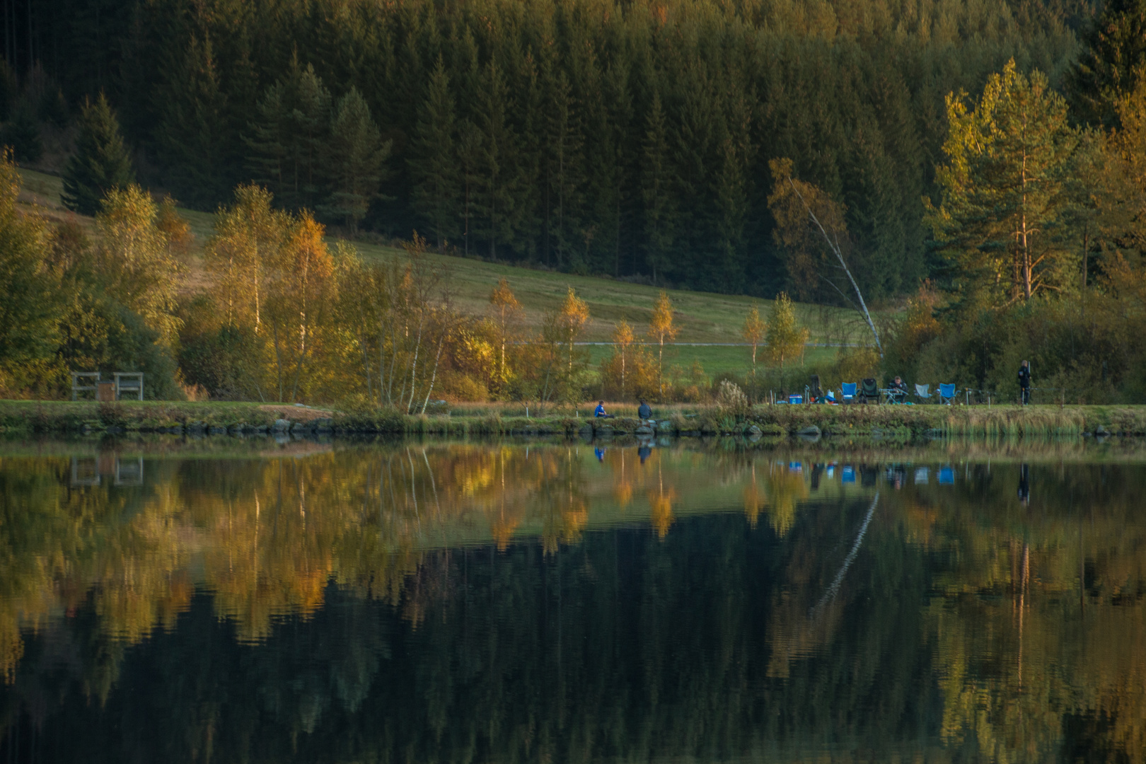 Fischer am Herbstlichen Teich 